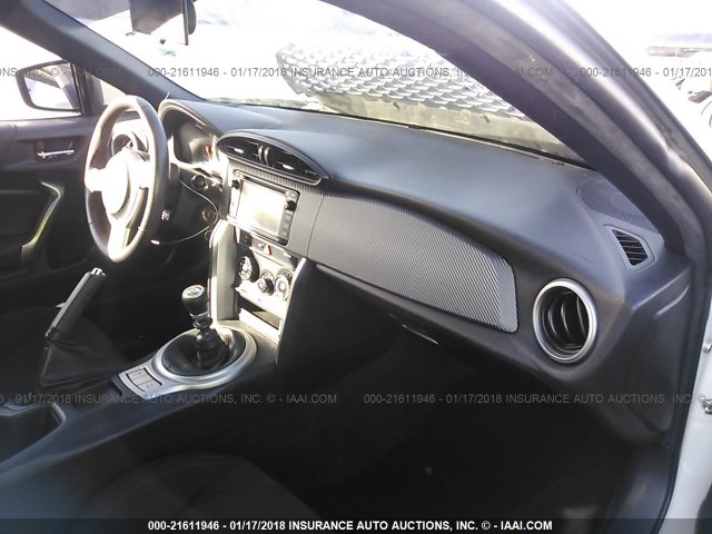 JF1ZNAA19F9704097 - 2015 TOYOTA SCION FR-S თეთრი ფოტო 5