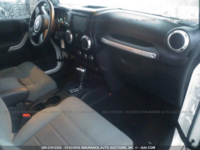 1C4BJWEG8GL292231 - 2016 JEEP WRANGLER UNLIMITED SAHARA თეთრი ფოტო 5