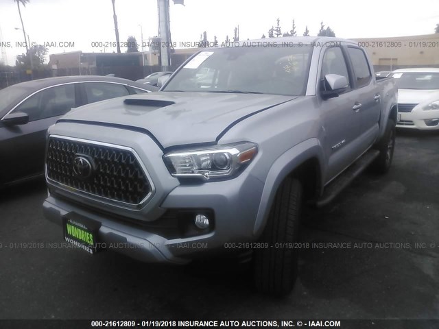 3TMAZ5CN3JM052770 - 2018 TOYOTA TACOMA DBL CAB/SR5/TRD SPORT/OR SILVER photo 2