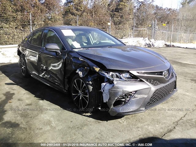 4T1B11HK2JU053726 - 2018 TOYOTA CAMRY L/LE/XLE/SE/XSE GRAY photo 1