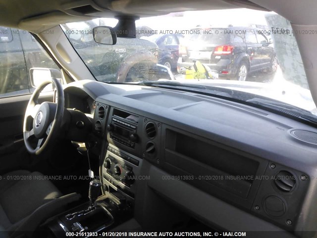 1J8HG48N16C104129 - 2006 JEEP COMMANDER BLACK photo 5