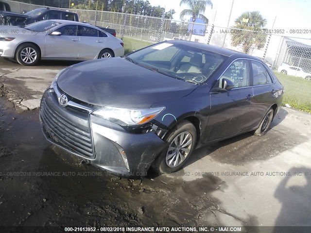 4T1BF1FKXHU402078 - 2017 TOYOTA CAMRY LE/XLE/SE/XSE 灰色 照片 2