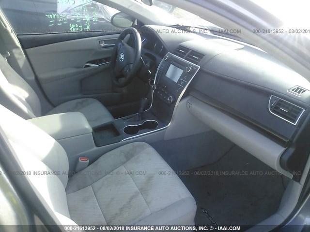 4T1BF1FKXHU402078 - 2017 TOYOTA CAMRY LE/XLE/SE/XSE 灰色 照片 5