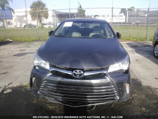 4T1BF1FKXHU402078 - 2017 TOYOTA CAMRY LE/XLE/SE/XSE 灰色 照片 6