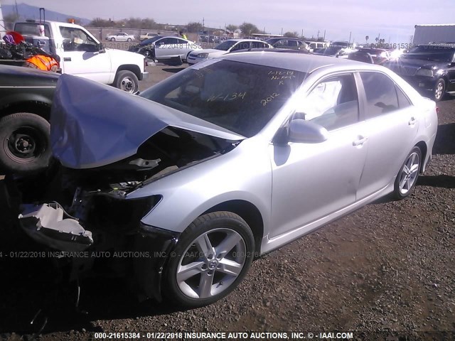 4T1BF1FKXCU098601 - 2012 TOYOTA CAMRY SE/LE/XLE SILVER photo 2