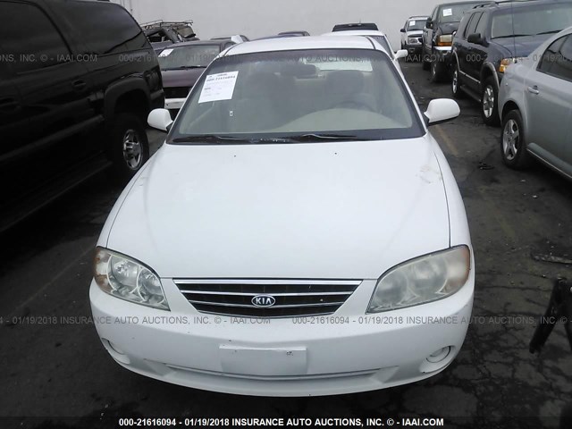 KNAFB121025120125 - 2002 KIA SPECTRA LS WHITE photo 6