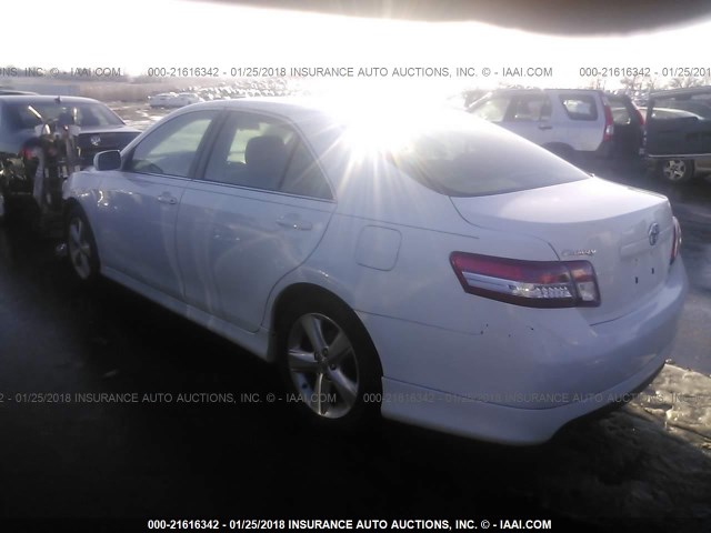 4T1BF3EK1AU530972 - 2010 TOYOTA CAMRY SE/LE/XLE WHITE photo 3