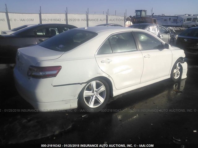 4T1BF3EK1AU530972 - 2010 TOYOTA CAMRY SE/LE/XLE WHITE photo 4