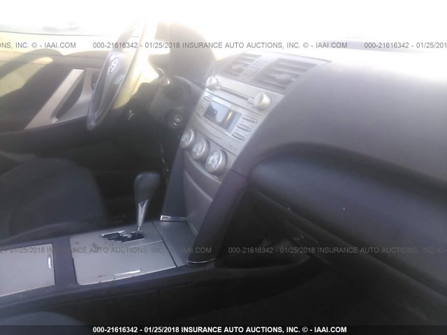 4T1BF3EK1AU530972 - 2010 TOYOTA CAMRY SE/LE/XLE WHITE photo 5