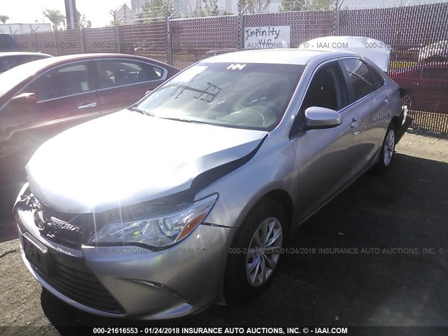 4T4BF1FK9FR479236 - 2015 TOYOTA CAMRY LE/XLE/SE/XSE SILVER photo 2