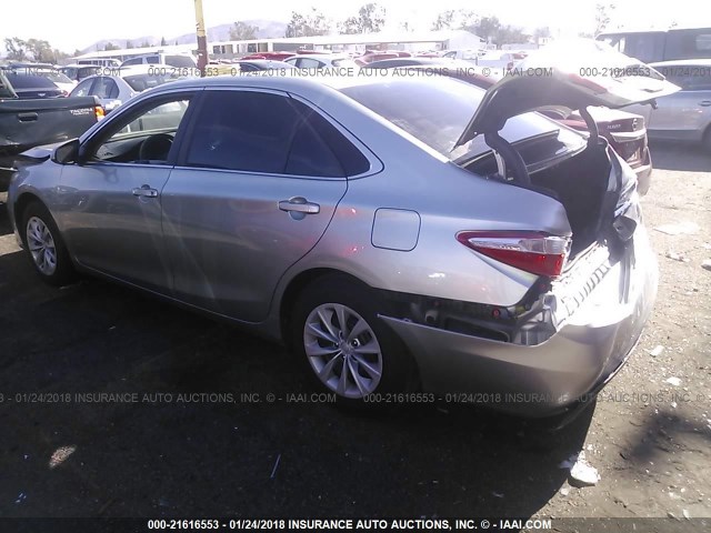 4T4BF1FK9FR479236 - 2015 TOYOTA CAMRY LE/XLE/SE/XSE SILVER photo 3