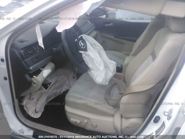 4T1BF1FK3CU515573 - 2012 TOYOTA CAMRY SE/LE/XLE WHITE photo 5