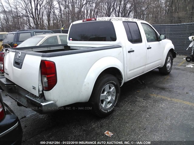 1N6AD07UX8C446925 - 2008 NISSAN FRONTIER CREW CAB LE/SE/OFF ROAD WHITE photo 4