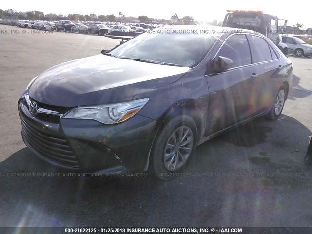 4T1BF1FK2GU203850 - 2016 TOYOTA CAMRY LE/XLE/SE/XSE GRAY photo 2