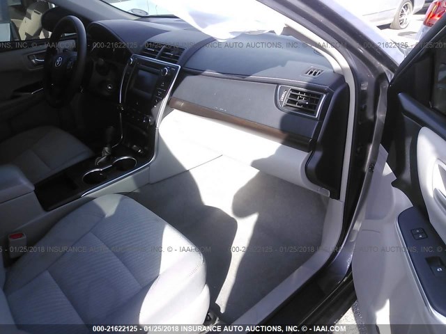 4T1BF1FK2GU203850 - 2016 TOYOTA CAMRY LE/XLE/SE/XSE GRAY photo 5