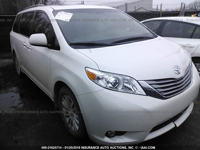 5TDYZ3DC3HS800556 - 2017 TOYOTA SIENNA XLE/LIMITED WHITE photo 1