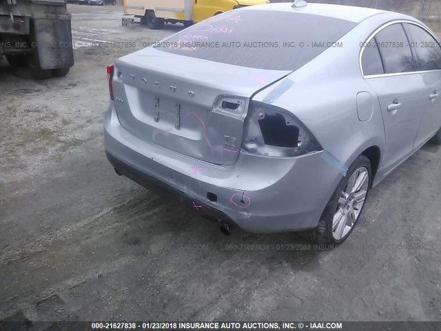 YV1902FHXB2007300 - 2011 VOLVO S60 T6 SILVER photo 6