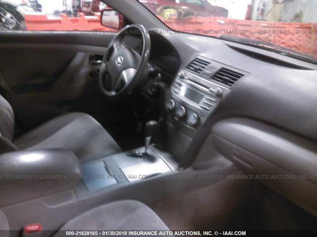 4T1BF3EKXBU179870 - 2011 TOYOTA CAMRY SE/LE/XLE RED photo 5