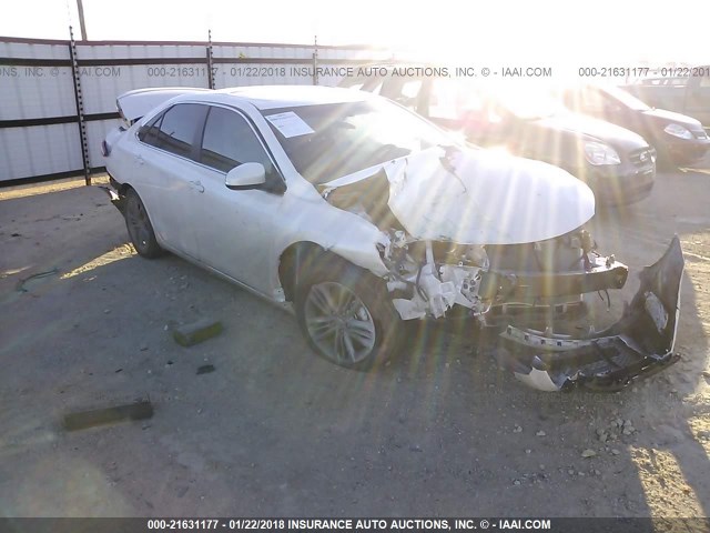 4T1BF1FK6HU369984 - 2017 TOYOTA CAMRY LE/XLE/SE/XSE თეთრი ფოტო 1