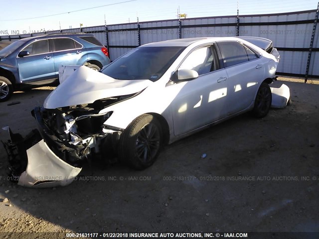 4T1BF1FK6HU369984 - 2017 TOYOTA CAMRY LE/XLE/SE/XSE თეთრი ფოტო 2
