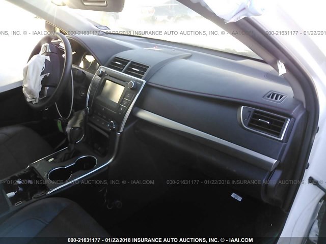 4T1BF1FK6HU369984 - 2017 TOYOTA CAMRY LE/XLE/SE/XSE თეთრი ფოტო 5