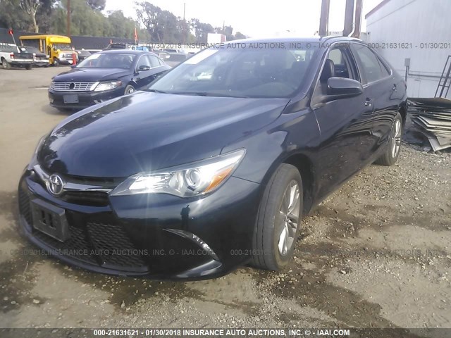4T1BF1FK1GU167598 - 2016 TOYOTA CAMRY LE/XLE/SE/XSE Bleu photo 2