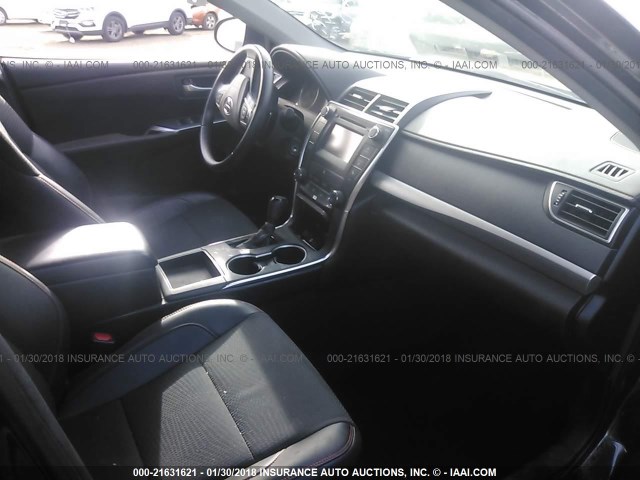 4T1BF1FK1GU167598 - 2016 TOYOTA CAMRY LE/XLE/SE/XSE Bleu photo 5