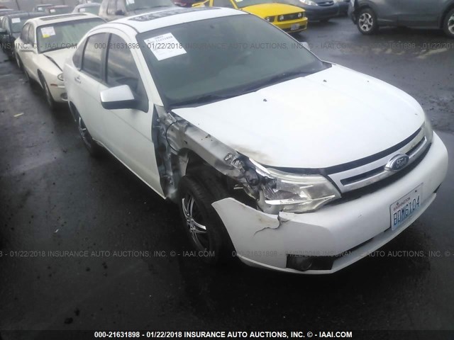 1FAHP35NX8W263759 - 2008 FORD FOCUS SE/SEL/SES WHITE photo 1