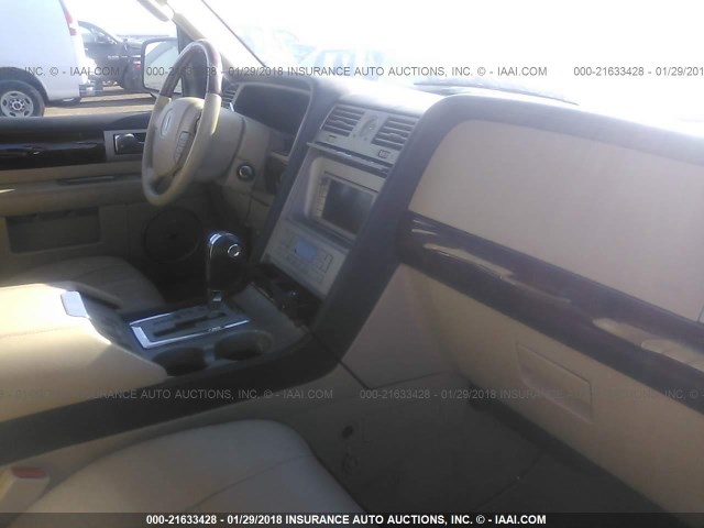 5LMFU28566LJ12067 - 2006 LINCOLN NAVIGATOR WHITE photo 5
