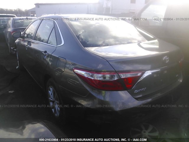 4T1BF1FK6HU387658 - 2017 TOYOTA CAMRY LE/XLE/SE/XSE GRAY photo 3
