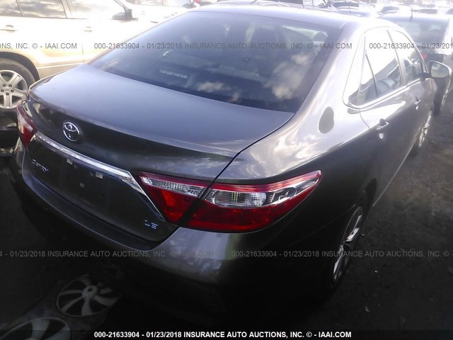 4T1BF1FK6HU387658 - 2017 TOYOTA CAMRY LE/XLE/SE/XSE GRAY photo 4