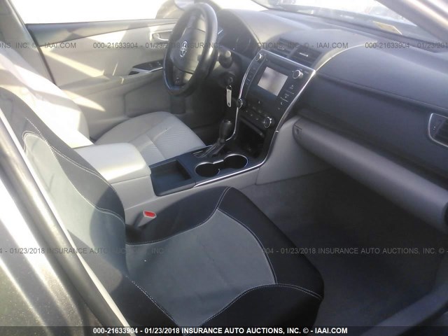 4T1BF1FK6HU387658 - 2017 TOYOTA CAMRY LE/XLE/SE/XSE GRAY photo 5