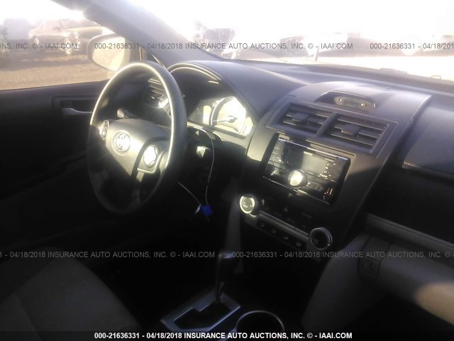 4T1BF1FK8CU628547 - 2012 TOYOTA CAMRY SE/LE/XLE Сұр фото 5