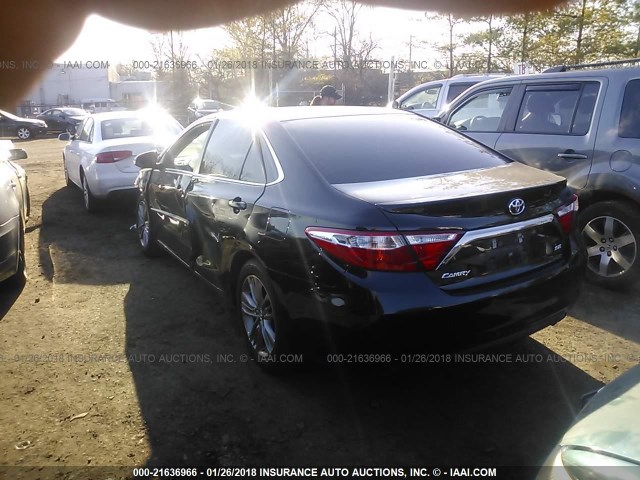 4T1BF1FK7HU766362 - 2017 TOYOTA CAMRY LE/XLE/SE/XSE Schwarz Foto 3
