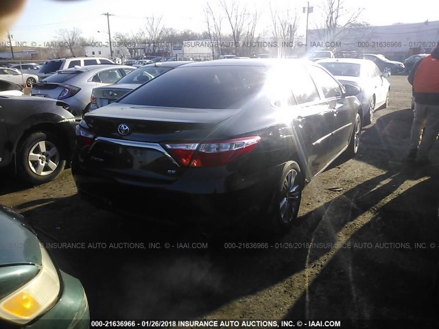 4T1BF1FK7HU766362 - 2017 TOYOTA CAMRY LE/XLE/SE/XSE Schwarz Foto 4