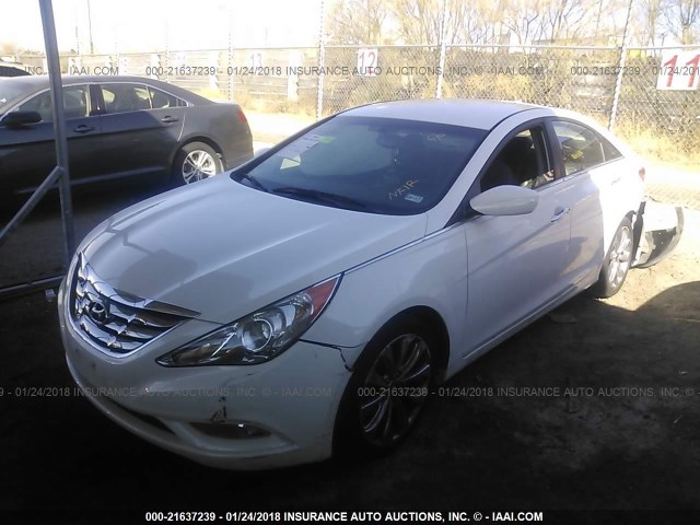 5NPEC4AC7CH500306 - 2012 HYUNDAI SONATA SE/LIMITED WHITE photo 2