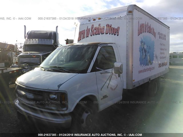 1GBJG31R021225809 - 2002 CHEVROLET EXPRESS G3500  WHITE photo 2