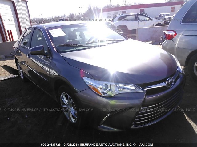 4T4BF1FK4GR516758 - 2016 TOYOTA CAMRY LE/XLE/SE/XSE 灰色 照片 1