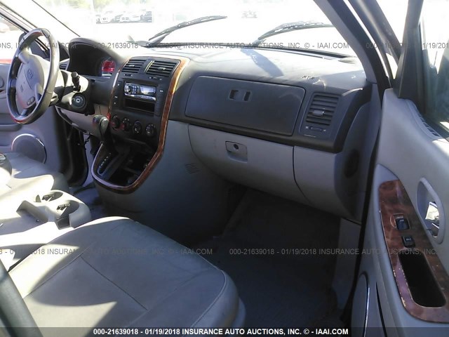 KNDUP131146578585 - 2004 KIA SEDONA EX/LX BROWN photo 5