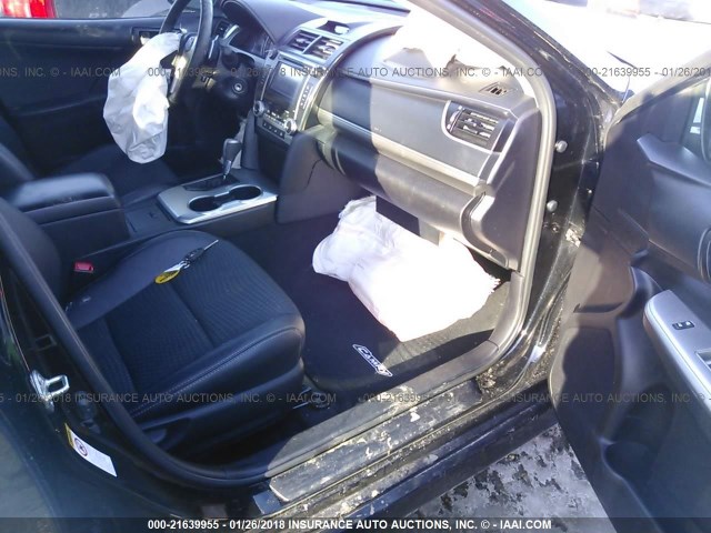4T1BF1FK8EU311855 - 2014 TOYOTA CAMRY L/SE/LE/XLE 黑色 照片 5