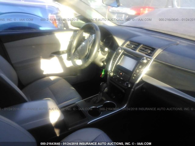 4T1BF1FK8FU904276 - 2015 TOYOTA CAMRY LE/XLE/SE/XSE ლურჯი ფოტო 5