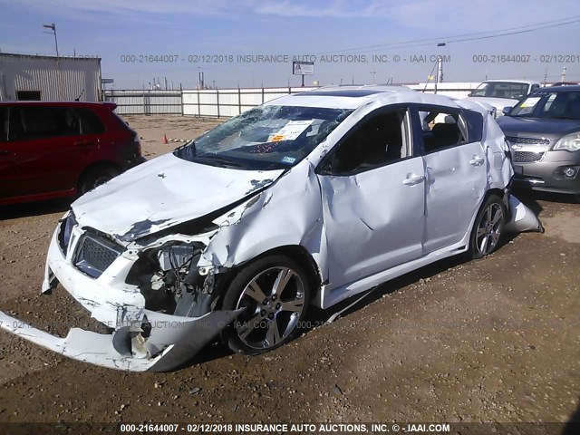 5Y2SR6E07AZ418305 - 2010 PONTIAC VIBE GT WHITE photo 2