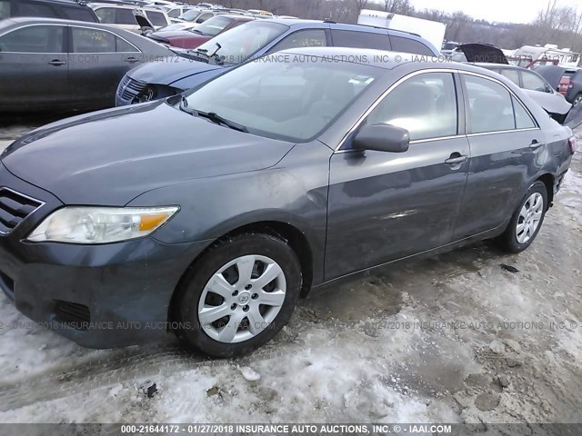 4T4BF3EK1AR035872 - 2010 TOYOTA CAMRY SE/LE/XLE GRAY photo 2