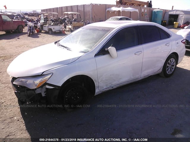 4T1BF1FK3HU325649 - 2017 TOYOTA CAMRY LE/XLE/SE/XSE WHITE photo 2