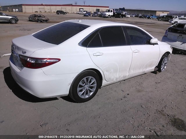 4T1BF1FK3HU325649 - 2017 TOYOTA CAMRY LE/XLE/SE/XSE WHITE photo 4