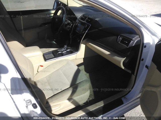 4T1BF1FK3HU325649 - 2017 TOYOTA CAMRY LE/XLE/SE/XSE WHITE photo 5
