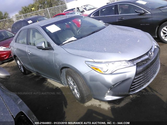 4T1BF1FK2HU401734 - 2017 TOYOTA CAMRY LE/XLE/SE/XSE Silber Foto 1