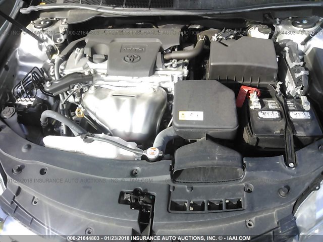 4T1BF1FK2HU401734 - 2017 TOYOTA CAMRY LE/XLE/SE/XSE Silber Foto 10