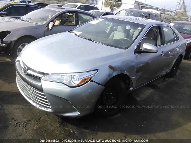 4T1BF1FK2HU401734 - 2017 TOYOTA CAMRY LE/XLE/SE/XSE Silber Foto 2