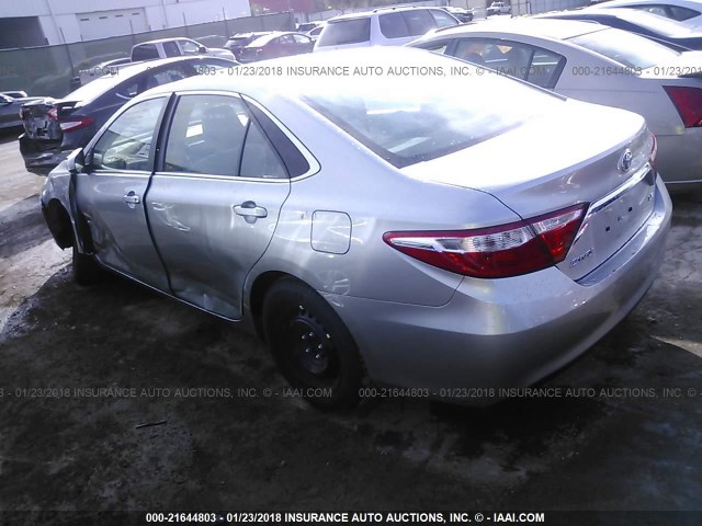 4T1BF1FK2HU401734 - 2017 TOYOTA CAMRY LE/XLE/SE/XSE SILVER photo 3